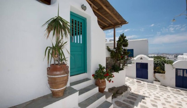 3-bedroom house in beautiful Mikonos town with large veranda in Mikonos