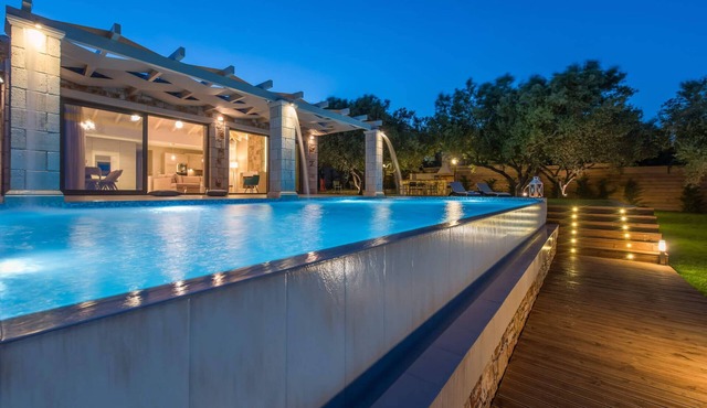 300m to Beach/Private Pool/Outdoor Hot Tub & Playground/Panoramic Views in Keri