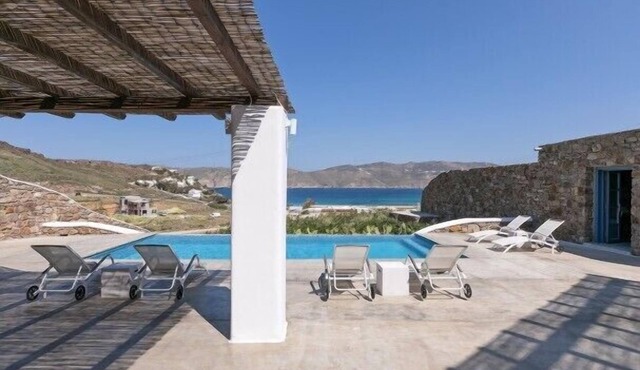 4 Bedroom Villa with private pool and sea view in Mikonos