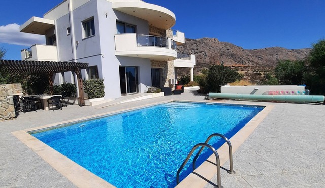 5-bedroom villa with heated pool, sea and mountain views, 5 minutes from the center of town in Makry Gialos