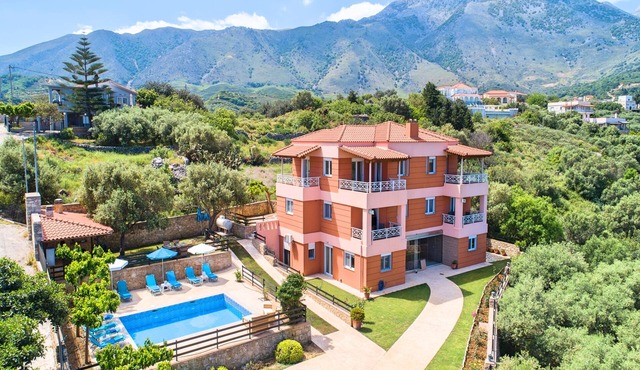 6-Bedroom Villa in Kournas in Kournas