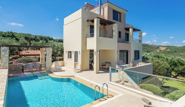 A beautiful secluded villa with private pool and amazing 360° view in Chania