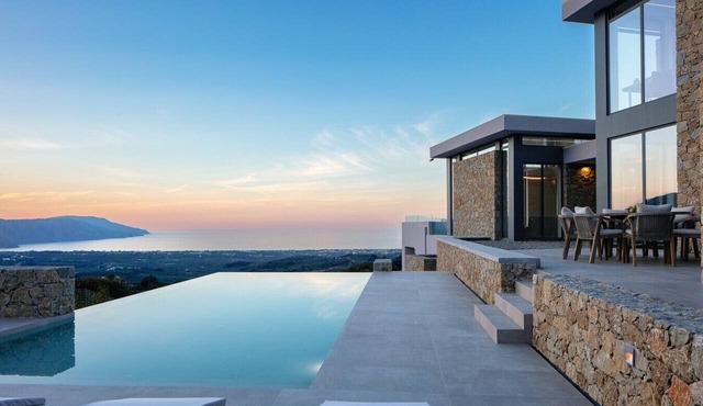 Accessible Private 4BR Villa, BBQ & Heated Pool & Sea View in Κουρνάς