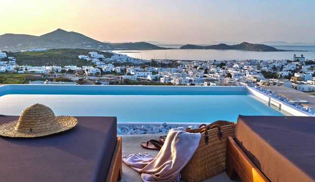 𝙰𝚎𝚝𝚑𝚎𝚛𝚘𝚗 𝚅𝚒𝚕𝚕𝚊, Naoussa in Paros