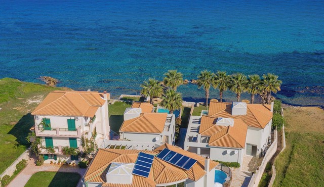 Agapi Deluxe Residence, with Pool & Beach Access in Drosia