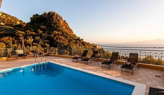 Aigli Luxury Getaway - Seaview Retreats Upto 14ppl in Kalamata