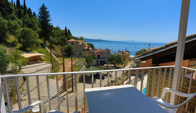 Alexandra, Renovated, for 4, near Kaminaki beach, A/C, WiFi in Kaminaki