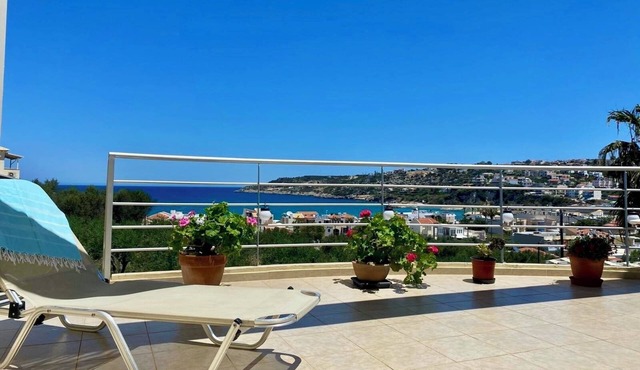 Almyrida Apartments, Large pool, 5 minutes walk from beach in Chania