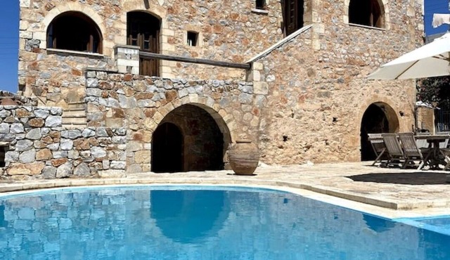 Apartment Ela in a traditional stone villa in Kefalas