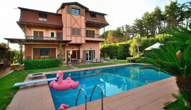 Apartment 'Pool Villa Desmira' with Sea View, Wi-Fi and Air Conditioning in Athens
