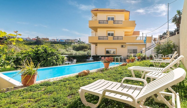 Apartment 'Rafaela's House' with Shared Pool, Wi-Fi and Air Conditioning in Koskinou