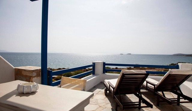 Apartment 'The Aegean Junior Suite' with Sea View, Wi-Fi and Air Conditioning in Paros