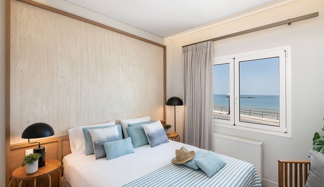 Artistic 2 Bedroom apt in front of the sea in Chania