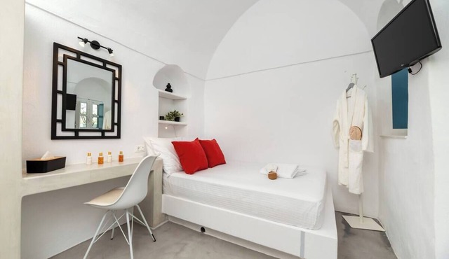 AssyrtikoCave-MessavoliResidence in Santorini
