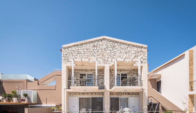 Athina Apartments: elegant and affordable maisonettes by the beach in Chania