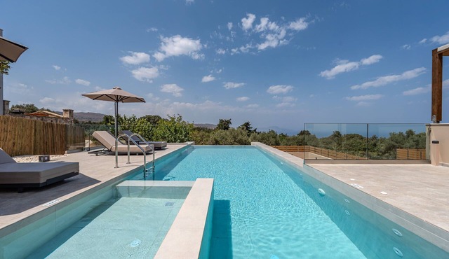 Athos Rural villa, private pool,a short walk to taverns in Prines