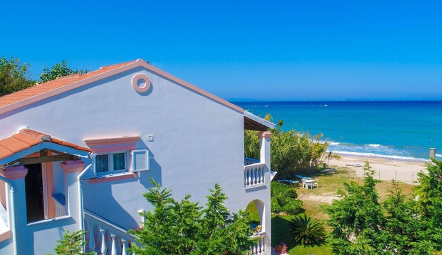 Beach Villa Vaso Ena: Beachfront, stunning views in Acharavi