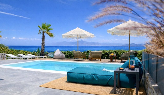 Black Pearl Villa - Sea Front in Ampelas