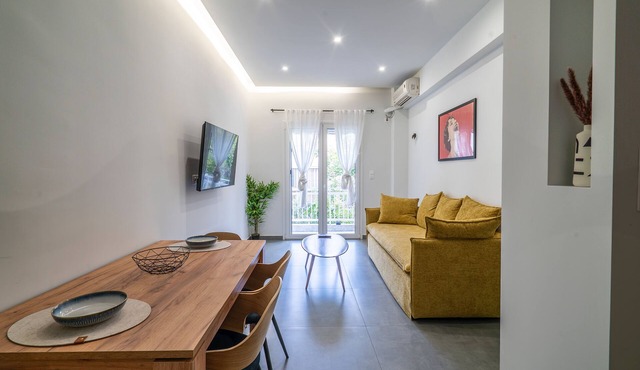Bright & Modern Athenian Retreat Steps from Metro Perfect Location in Athina
