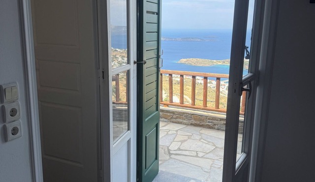 Charming 1-bedroom house in delightful Andros with WiFi, AC, endless views in Andros