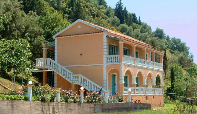 Charming 2-bedroom apartment in Vitalades with WiFi and AC in Corfu