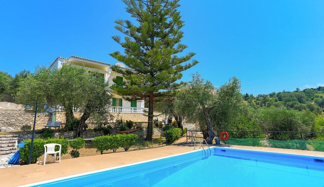 Corfu apartment with shared pool, close to beach and tavernas in Saint Spyridon
