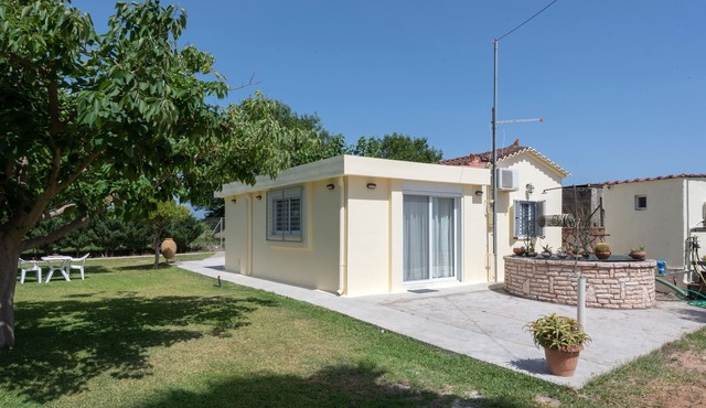 COSY, SUNNY AND RELAXING BEACH HOUSE in Analipsi