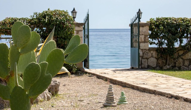 Cote Jardin Seafront Luxury Villa - Direct Beach Access in Corfu