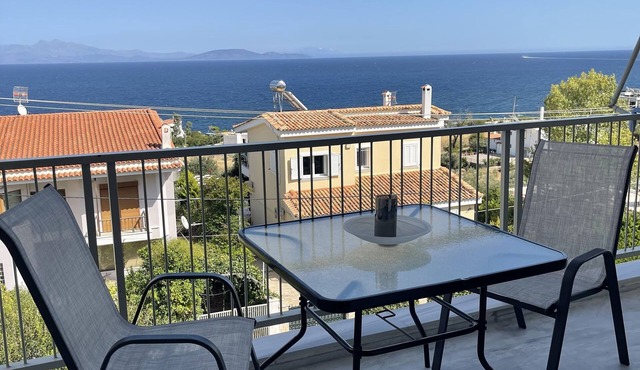 Cozy apt. 5 minutes from Kokkino Limanaki beach and close to airport in Rafina