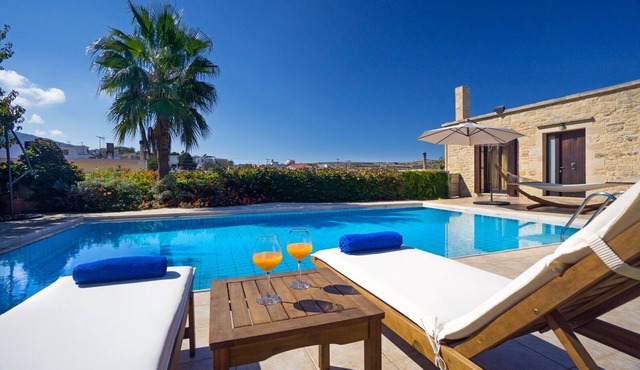 Cozy Stone Villa, 3 BD, 2 BA, private pool in Platanos