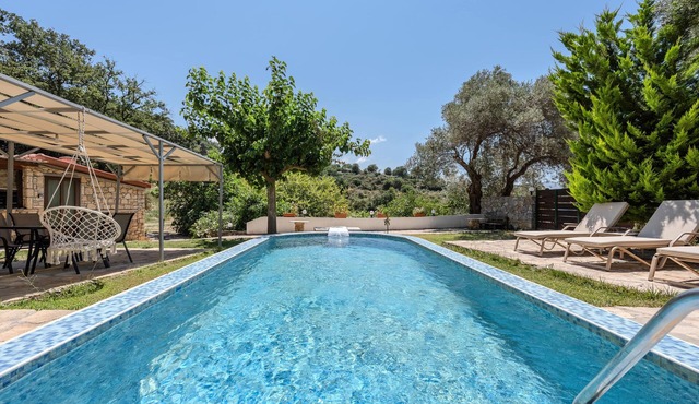 cretan tradiotional lake house with stunning views in Λαμπινή