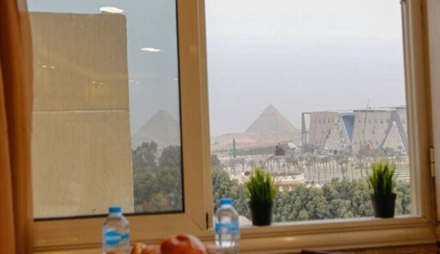 Deluxe apartment 2 bedrooms with Pyramids view and Egyptian museum and kitchen