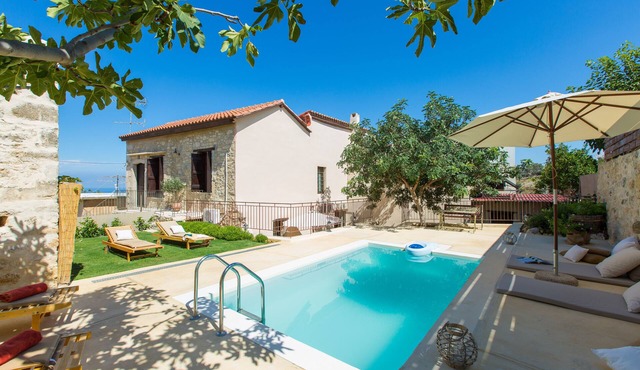 Dotira, an Enchanting Heritage Home with Pool in Rethimno