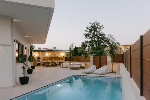 Emerald Harmony Villa with Private Pool & Jacuzzi by Rentado in Skouloúfia