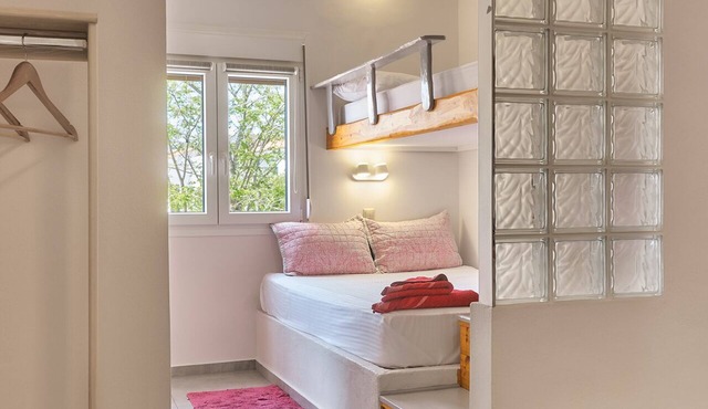 Eressian Lodgings | Spacious Stay + Living Area in Σκάλα Ερεσού
