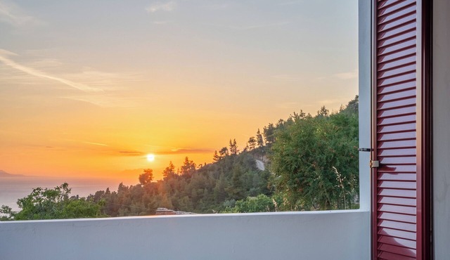 Esperos Petit House is a stone house where the visitor can relax and calm. in Nerotrivia