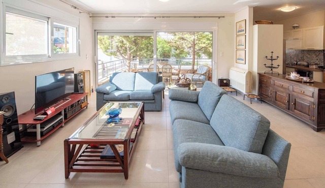 Eugenia’s Getaway by the Beach – Diminio Escape in Paralia