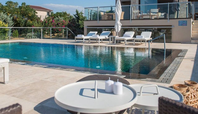 Exceptional villa with pool on the seafront in Akrotiri