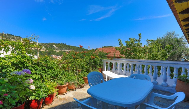 Faros Pende, Gaios Studio, sleeps 2, near beach, sea views in Gaios