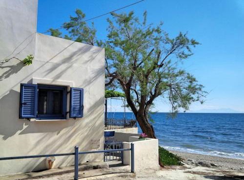 Floras Charming Waterfront Villa in Melínta