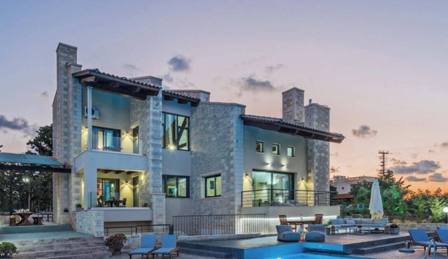 FREE Breakfast, w/Outdoor & Indoor Pool, 20 guests in Crete