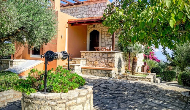 Fyllosia Villa by Cretan Retreat: Private Panoramic Sea & Mountain Views in Επάνω Αρχάνες