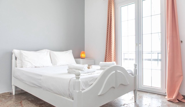 gatis house, naxos town center,suitable for families, groups, spaceus and cozy! in Naxos