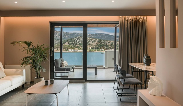 Grand Terrace Suite/105m² - Spacious outdoor living area in Argostoli