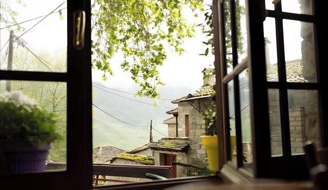 Guest House 'Armoloi Room 2' with Mountain View, Shared Terrace and Wi-Fi in Konitsa
