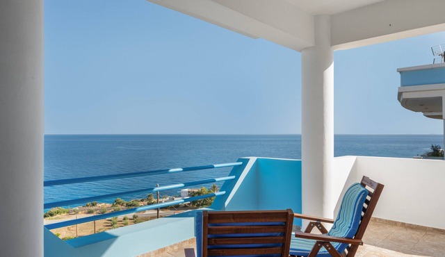 Holiday Home 'Blue Window Seaview Maisonette' with Sea View, Wi-Fi and Air Conditioning in Ιεράπετρα