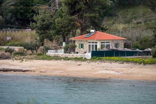 House Kokkalas on the beach in Pyrgadikia