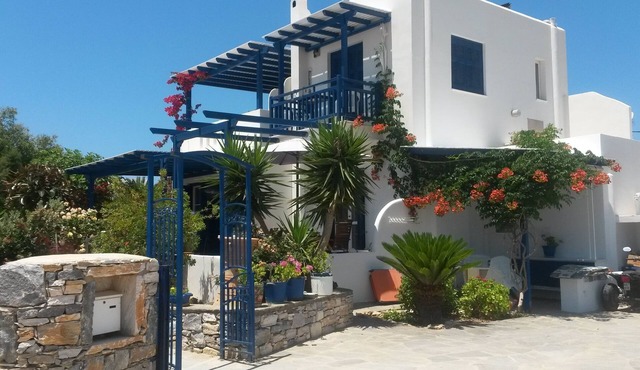 HOUSE NEARBY THE SEA in Kamari Sangriou