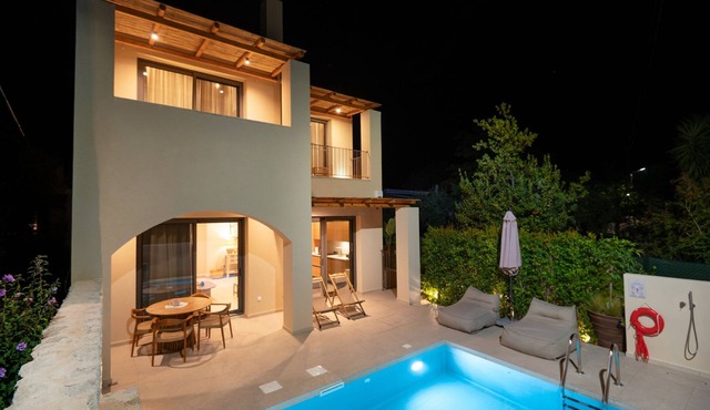 Idyllic Escape: 2BR Corfu Villa, Heated Pool, 7 Mins to Airport in Kouramades