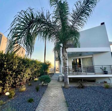 Iloma Villa 6 km from Nafplio in Dhalamanára